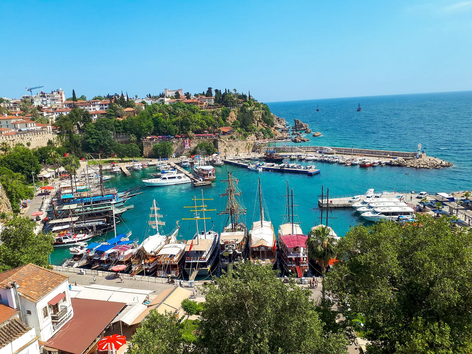 Cellar-driven dining yacht charter